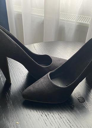 Дуже гарні туфлі на підборах