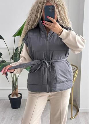 Жилет жіночий демісезонний із поясом на блискавці куртка безрукавка жилетка осінь весна стильна повсякденна сірий