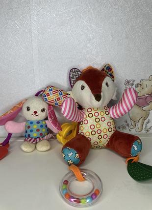 Дві дитячі іграшки-брязкальця: зайчик і лисичка