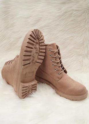 Утепленные демисезонные ботинки на плотной подошве шнуровка ботинки искусственная замша бежевые sinsay