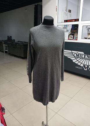 Серое трикотажное платье