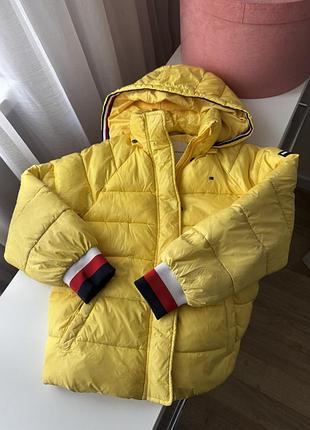 Дитяча жовта пухова куртка tommy hilfiger з капюшоном.