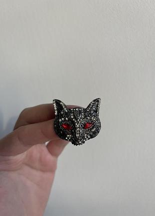 Металева брошка чорний кіт із рубіновим поглядом  halloween хелловін геловін