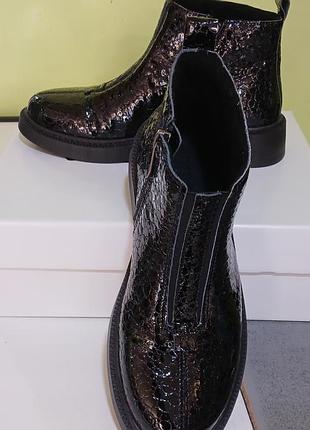 Ботинки из фактурной кожи на низких каблуках