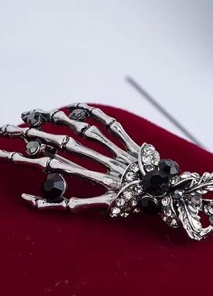 Брошь "скелетон" с красными и белыми кристаллами