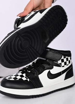 Кроссовки подростка