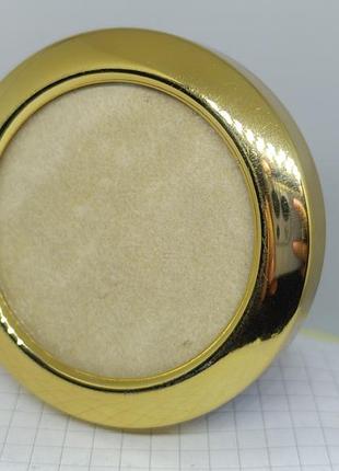 Круглая маленькая металлическая рамочка.