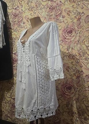 Біла пляжна сукня з мереживом і прошвою