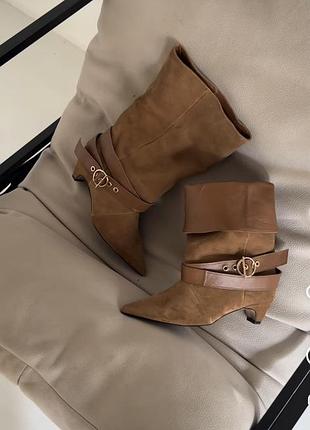 Эксклюзивные замшевые ботинки с отворотом и ремешком б-2593-01