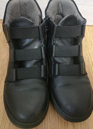 Продам кожаные сапожки на девочку в хорошем состоянии.(весна-осень).очень удобные и теплые.
размер 34.
цена 700 грн