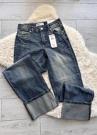 Прямі джинси з широким підкатом