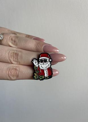 Пін значок металевий брошка «santa cool» — стильний санта з подарунками