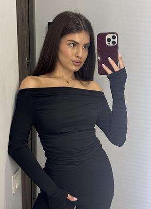 Лонгслів з відкритими плечами з драпіруванням по боках з вирізами для пальчиків на рукавах