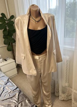Атласний костюм, піджак та брюки , пудрового кольору)