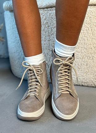 Женские замшевые ботинки берцы на платформе цвет латте натуральная замша и кожа
