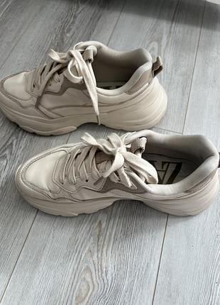 Кросівки жіночі