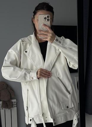 Біла косуха з еко шкіри