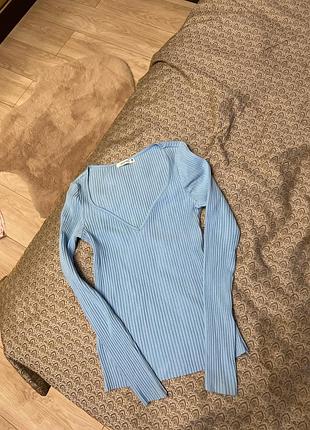 Голубой лонгслив в рубчик с v-образным вырезом. в рубчик