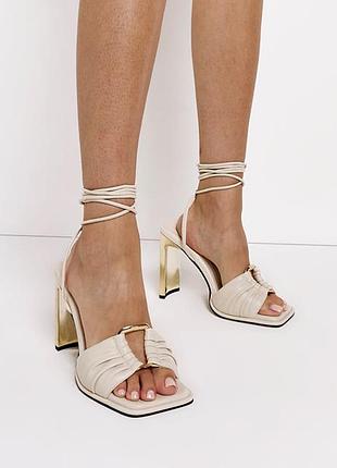 Новые босоножки на каблуке и завязках