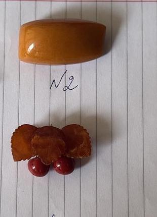 Янтарная брошь в виде