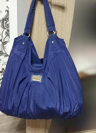Синяя нейлоновая сумка-хобо.