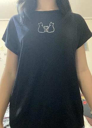 Чорна футболка с візерунком котиків