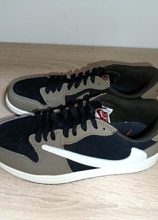 Jordan 1 retro low x travis scott low 
стать	: чоловіча, жіноча, унісекс
колекція	XXS / 40
сезон:	демісезон, весна, осінь
38 розмір
без коробки