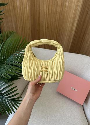 Сумка wander миу matelassé nappa míu leather mini hobo bag yellow