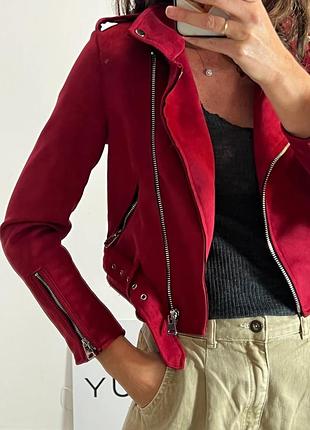 Замшева байкерська куртка bershka червона