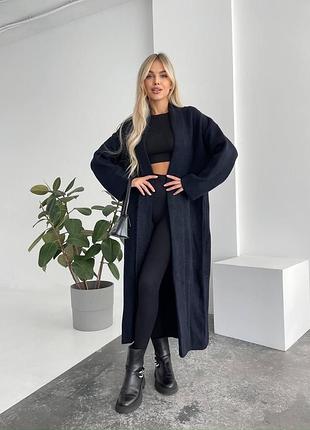 Подовжений кардиган, виконаний з м'якої пухнастої пряжі