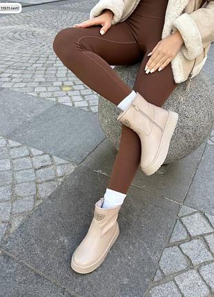 Зимові світлі черевики