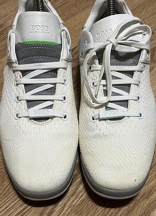 Продаются кроссовки boss 42 р с ветоотражаюцими язычками и задниками