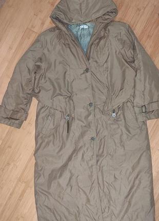 Пальто горчичного цвета на подкладке большого размера.