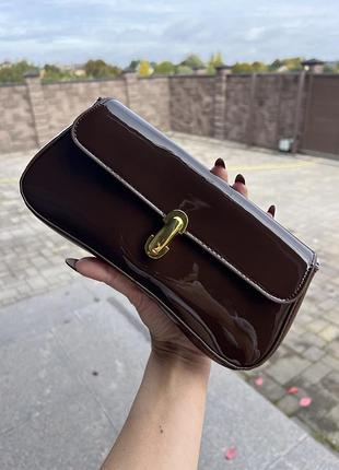 Глянцева сумка клатч школадного кольору