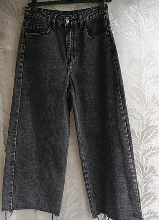 Укорочені ,чорні, джинси.