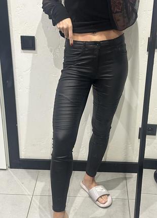 Штани облягаючі мокрий ефект