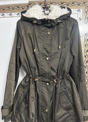 Парка жіноча . на теплі підкладці(без рукавів), відстібається .з капішоном, в ідеальному стані.