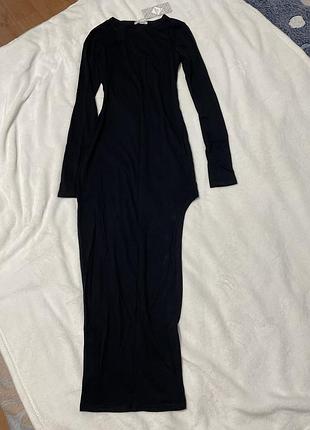 Обтисла чорна сукня з високим розрізом