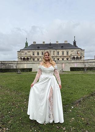 Весільна атласна сукня