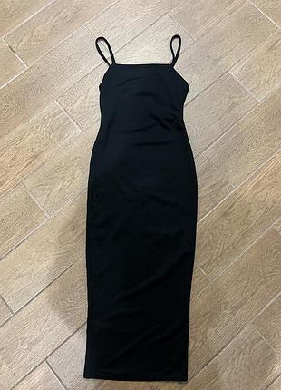 Чорна довга приталена сукня prettylittlething