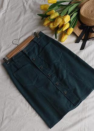 Вельветовая юбка на пуговицах с карманами