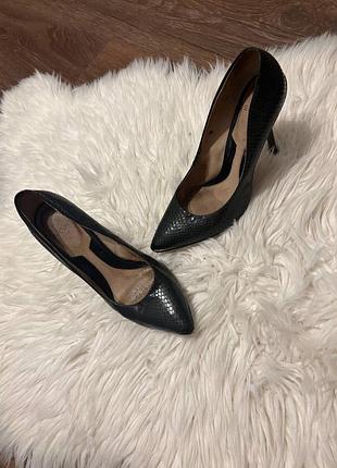 Стильні туфлі лодочки під рептилію шпильки