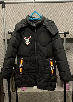 Чорна тепла куртка для дівчинки , з принтом багз банні