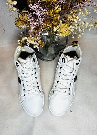Високі білі кросівки 2