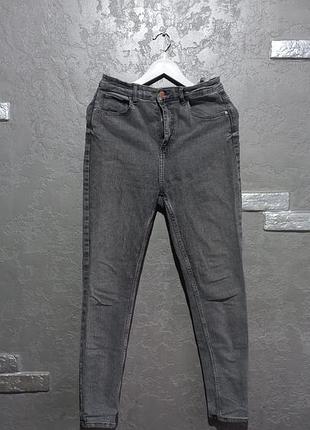 Женские джинсы серого цвета