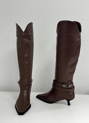 Эффектные кожаные коричневые сапоги на удобном каблуке утеплены флисом