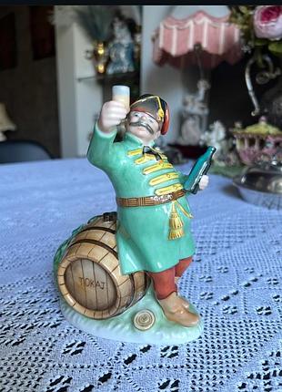 Фарфоровая статуэтка herend солдат "soldier drinking tokaj wine"