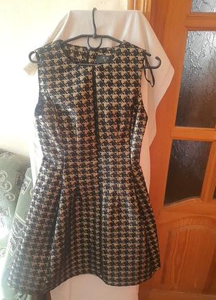 Плаття плотне із стоячою спідничкою низом, чорно- золоте,як на ляльку- дуже гарне,86см довжина,46см в грудях,36см по талії