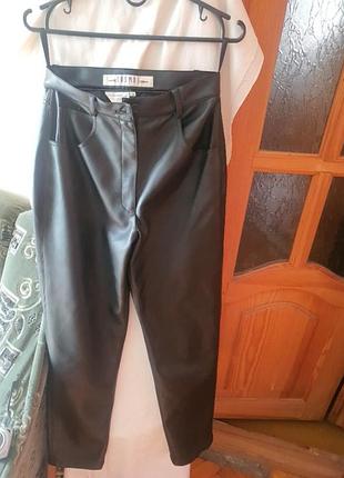 Брюкі штани із штучної шкіри у гарному стані чорні,36см по талії,30см поб,104см довжина,плотні,на підкладці