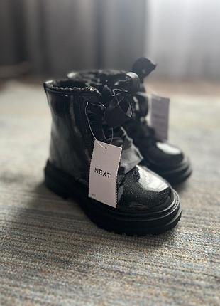 Продаж нових лакових дитячих осінніх чоботів для дівчинки next